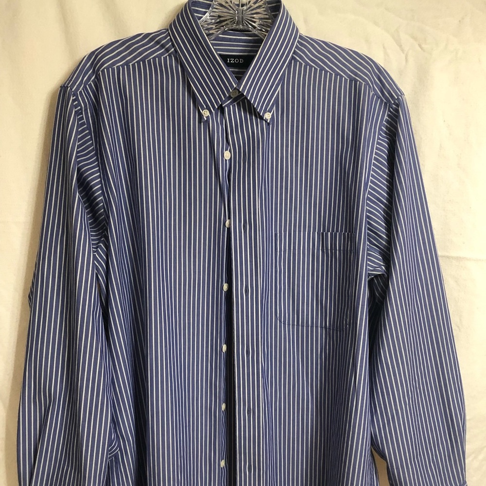 Izod Men’s Medium Long-Sleeved Button-Down Shirt